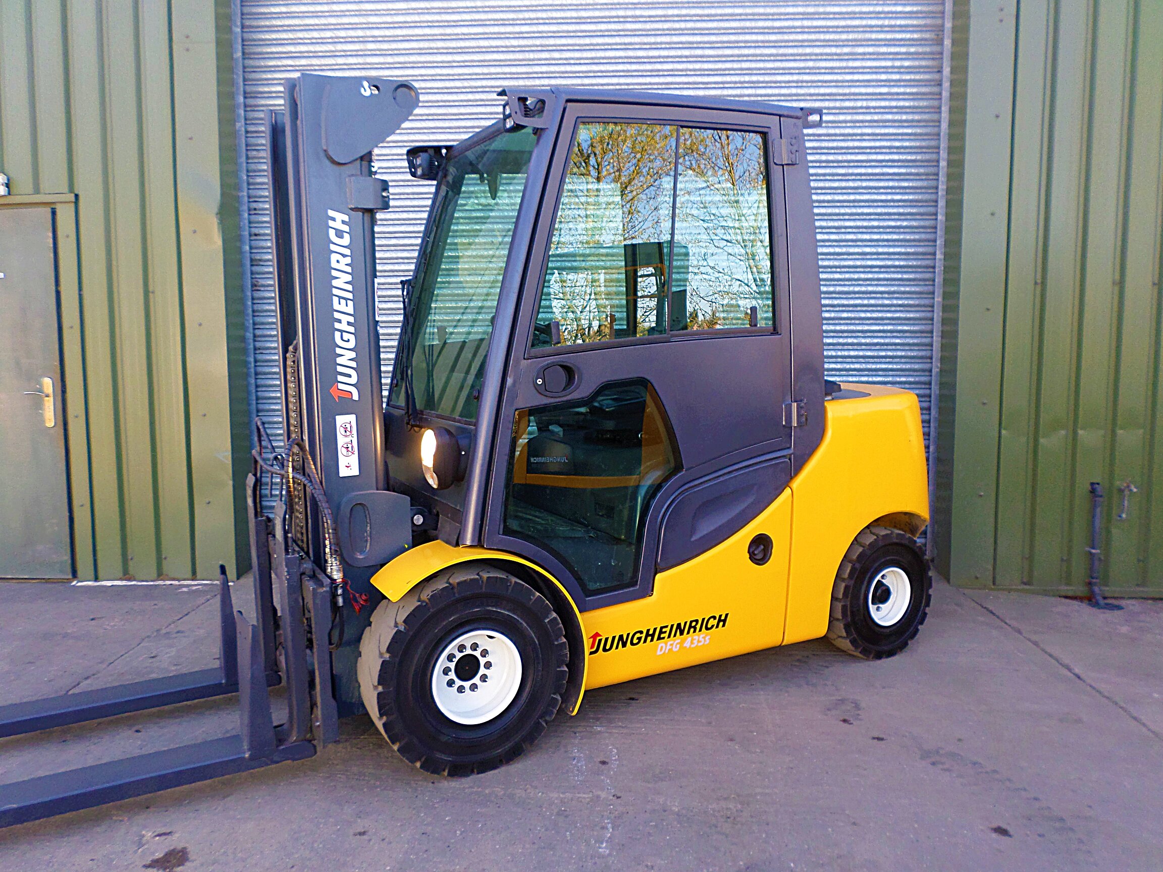 JUNGHEINRICH DFG430 DIESEL TRUCK WITH FULL CAB CONTAINER SPEC. Used