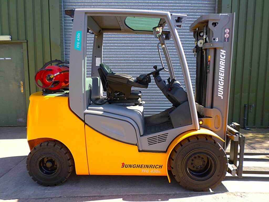 JUNGHEINRICH 3 TON CAPACITY TRIPLE MAST CONTAINER SPEC Used Forklift